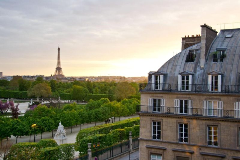 Hotel com vista para Torre Eiffel no centro de Paris