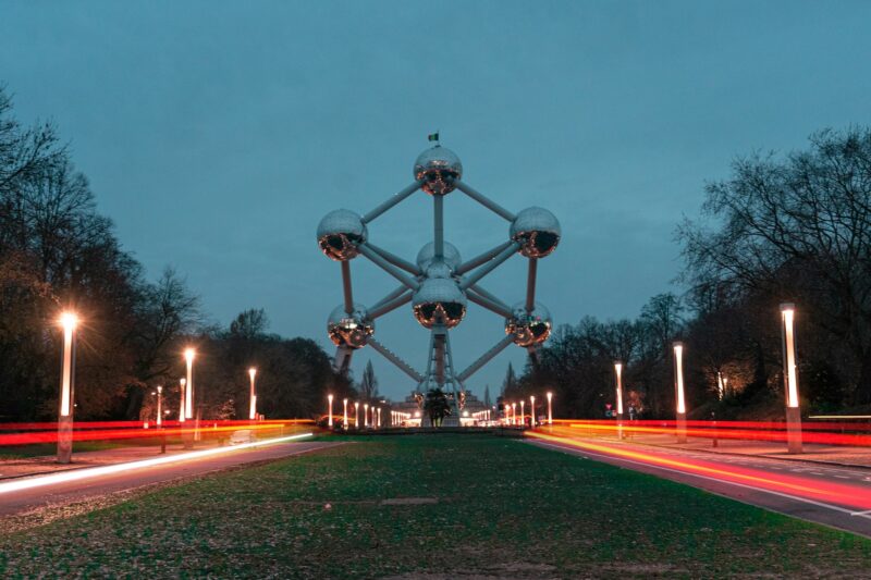 Atomium iluminado, Bruxelas à noite, trilha de luzes de carro, atração turística da Bélgica.