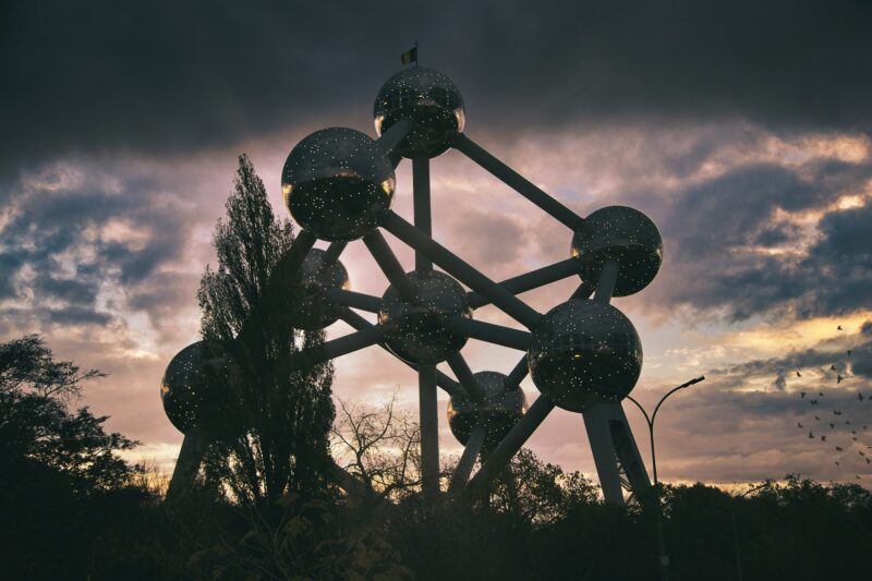 Atomium no crepúsculo, paisagem de Bruxelas, nuvens escuras, arquitetura futurista.
