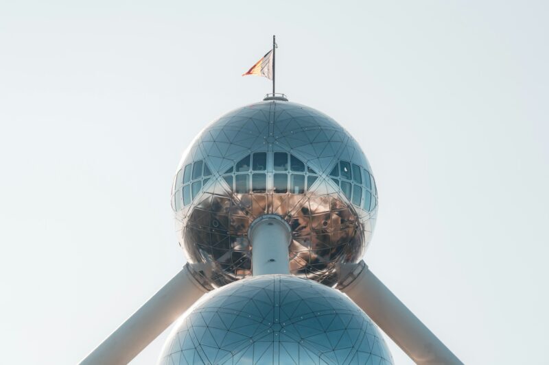 Atomium em Bruxelas, esfera de aço do Atomium, bandeira belga, arquitetura moderna.