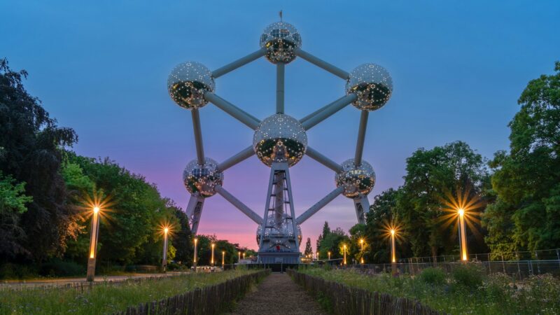 Atomium em Bruxelas ao pôr do sol, atração turística da Bélgica, edifício de esfera de aço.