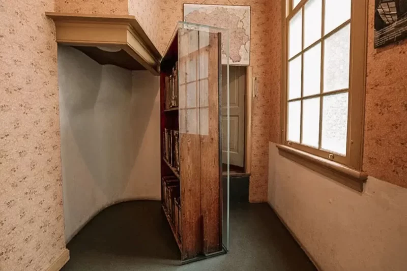 A estante de livros giratória que escondia a entrada para o Anexo Secreto na Casa de Anne Frank, um símbolo comovente da Segunda Guerra Mundial em Amsterdã.