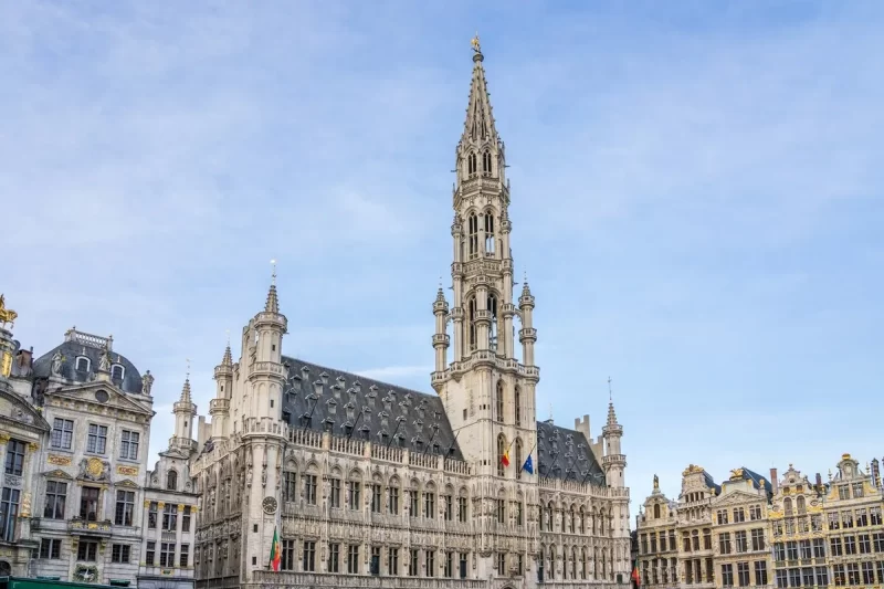 Grand Place de Bruxelas, prefeitura da cidade, arquitetura gótica, torre do Hôtel de Ville.