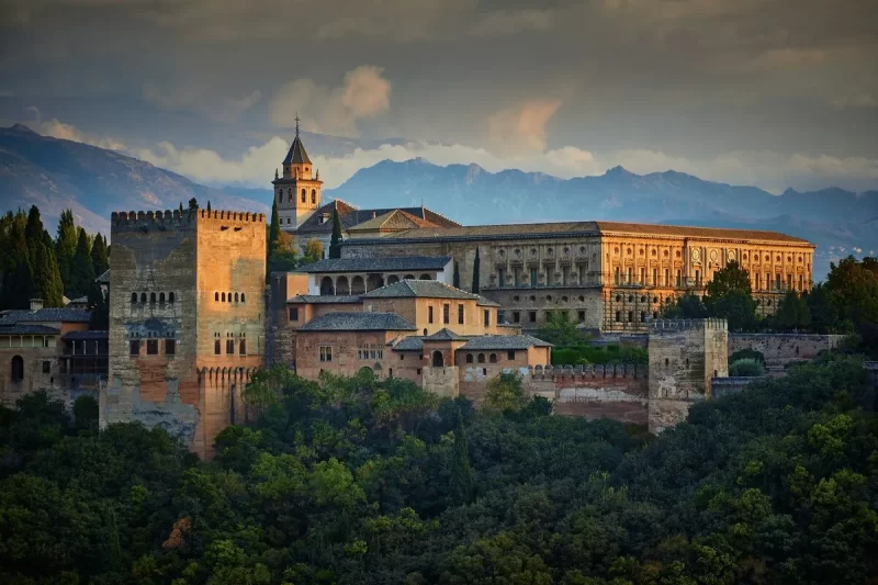 Alhambra, palácio de Alhambra, vista de Alhambra, Granada, Espanha, arquitetura moura, castelo em montanhas, pôr do sol