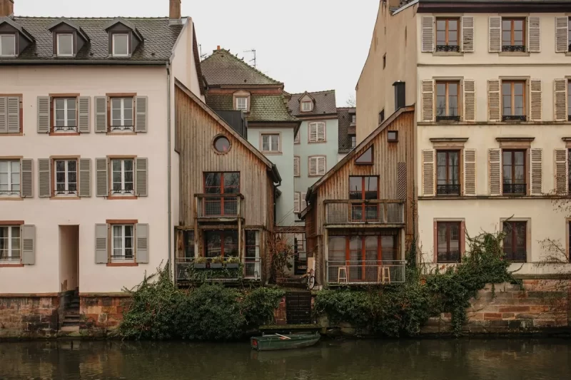 Fachadas de casas em Estrasburgo na França com arquitetura tradicional e canal.