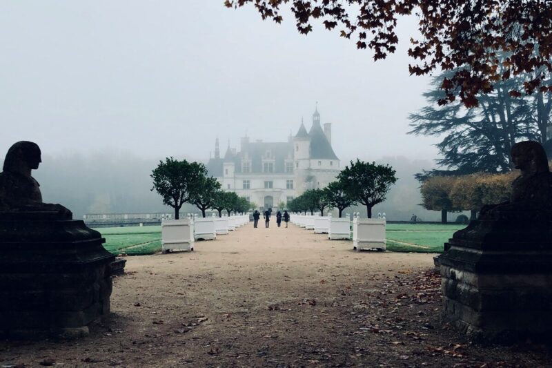 Castelo de Chenonceau, no Vale do Loire, em dia de neblina.