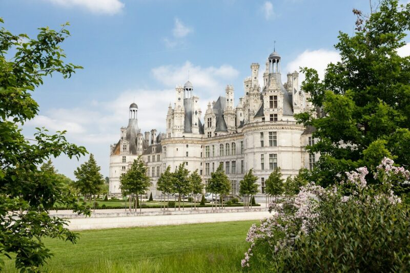 Castelo de Chambord, no Vale do Loire, cercado por jardins e natureza exuberante.