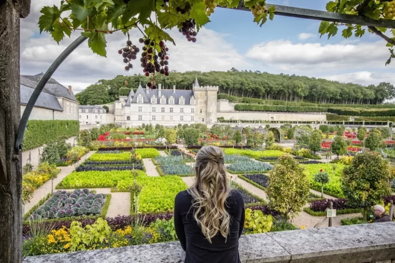 Mulher admirando os jardins e o castelo de Villandry, no Vale do Loire, na França.