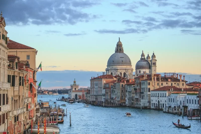 Veneza na Itália: O Grande Canal e a Basílica de Santa Maria della Salute em dia claro.