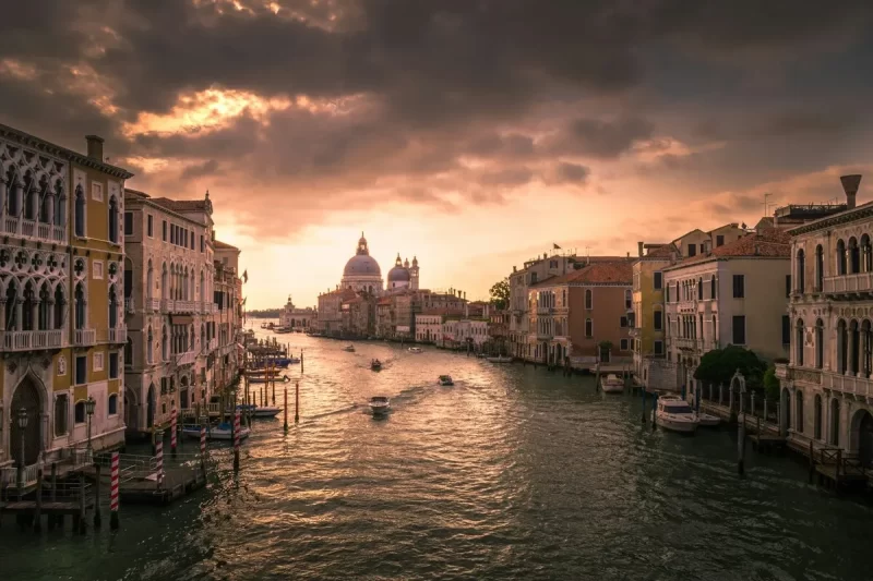 Veneza na Itália ao pôr do sol, com o Grande Canal e a Basílica de Santa Maria della Salute.