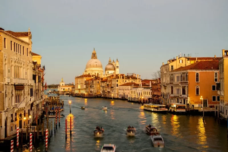 Veneza na Itália, com o Grande Canal e a Basílica de Santa Maria della Salute.