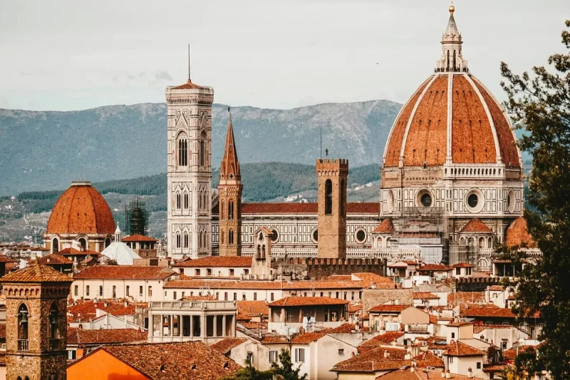 A icónica Catedral de Santa Maria del Fiore e o Campanário de Giotto dominam a paisagem de Florença, uma das mais belas cidades na Toscana. A fotografia mostra a grandiosa cúpula de terracota de Brunelleschi e o telhado da cidade.