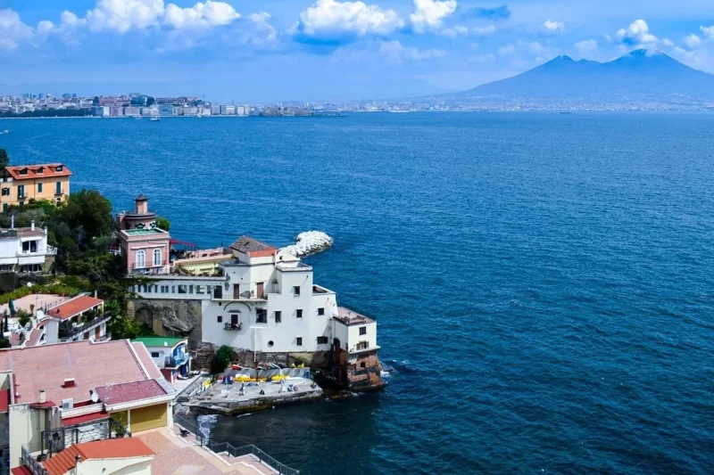 Cidade do lado de um lago